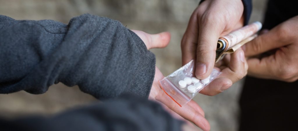 ΗΠΑ: Δημόσιο ευχαριστώ από πρώην χρήστη ναρκωτικών στον αστυνομικό που τον συνέλαβε (βίντεο)