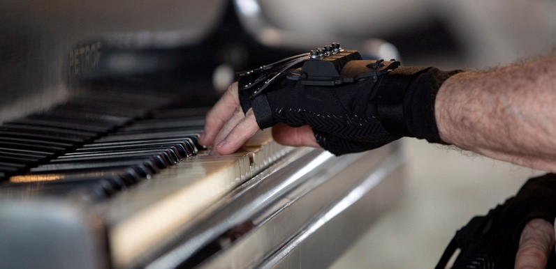 Βραζιλία: 80χρονος πιανίστας με προβλήματα στα χέρια ξανά έπαιξε πιάνο με βιονικά γάντια (βίντεο)