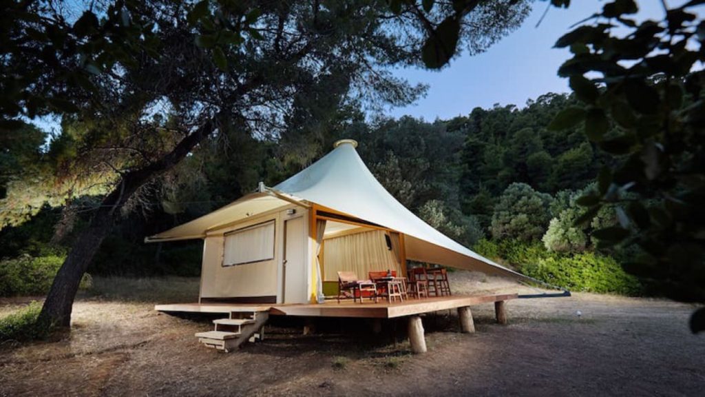 Όσα πρέπει να γνωρίζετε για το νέο «Σήμα Glamping» που θα χορηγεί το υπ.Τουρισμού
