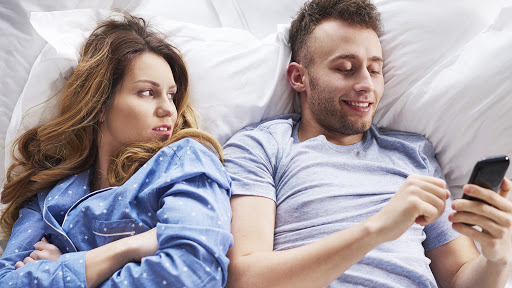 Προσοχή: Αν ο σύντροφός σας κάνει αυτό τότε θα σας απατήσει σύντομα