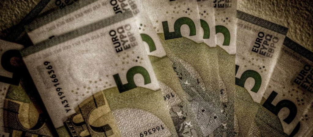 Αναδρομικά: Αυτή είναι η διαφορά μεταξύ δημοσίου και ιδιωτικού τομέα (βίντεο)