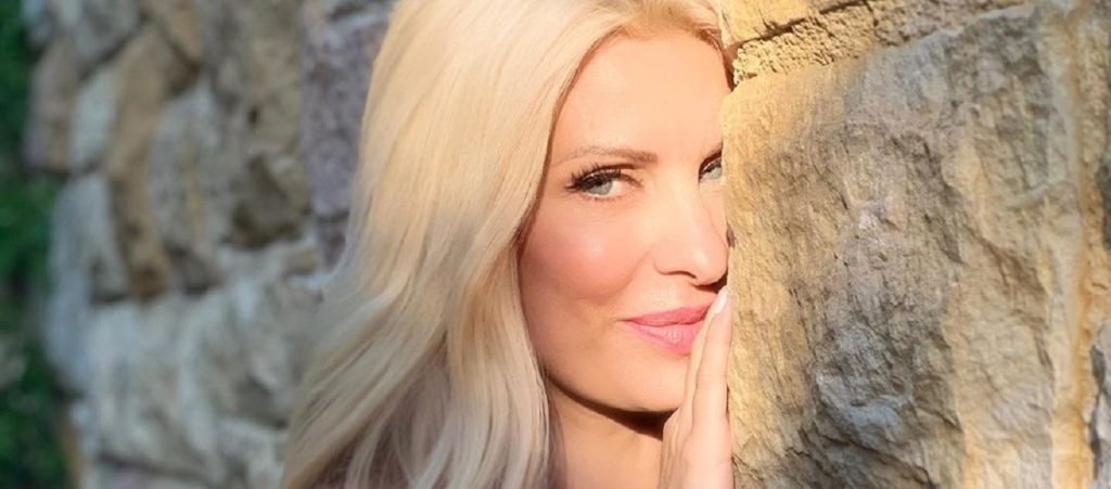 Η απροσδόκητη αντίδραση της Ε.Μενεγάκη όταν ένα περιστέρι μπήκε ξαφνικά στο σπίτι (βίντεο)