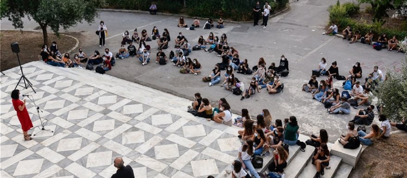 Στο πάτωμα και στα σκαλιά – Έτσι ξεκίνησε το μάθημα των πρωτοετών στο Πολυτεχνείο λόγω κορωνοϊού