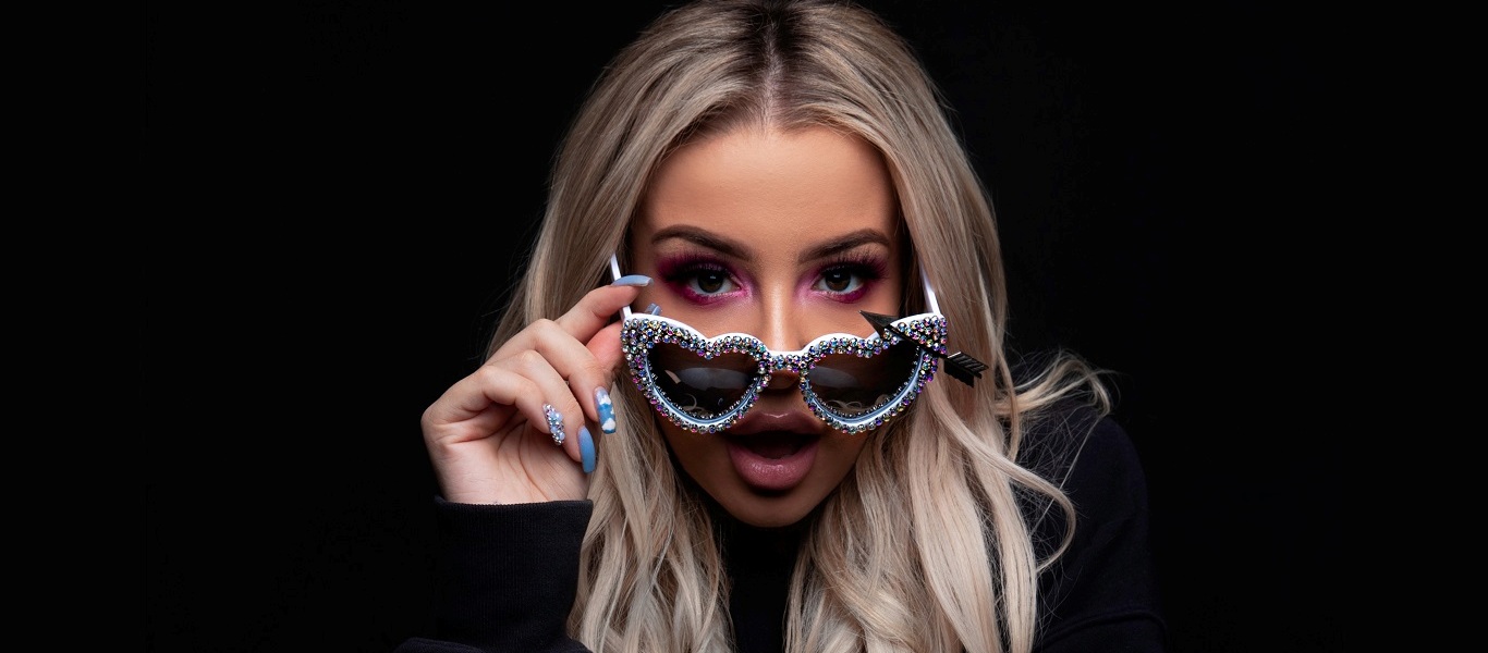 Μοντέλο θα τα βγάλει όλα στη «φόρα» εάν οι φαν της ψηφίσουν τον Τ.Μπάιντεν (φώτο)