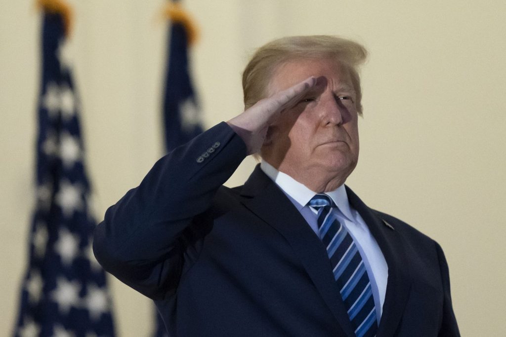 Στον Λευκό Οίκο ο Ντόναλντ Τραμπ: Έβγαλε την μάσκα και χαιρέτησε στρατιωτικά (βίντεο)