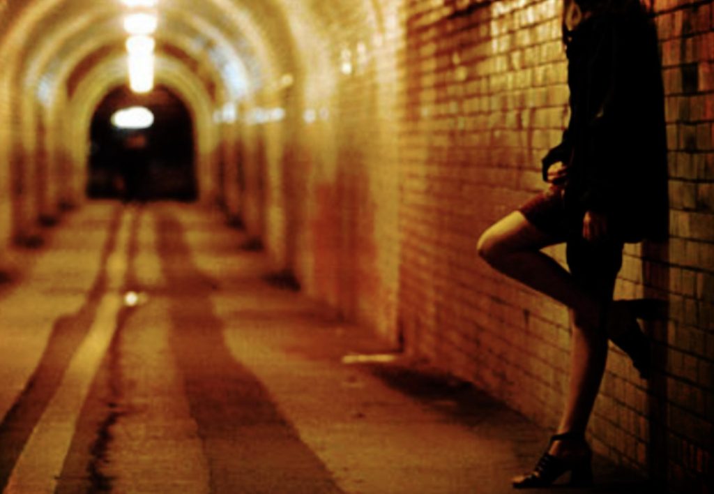 Νέες αποκαλύψεις για κύκλωμα μαστροπείας: «Μας έδινε κόκα για να μας εθίσει και μας εκβίαζε με φωτογραφίες» (φωτο)