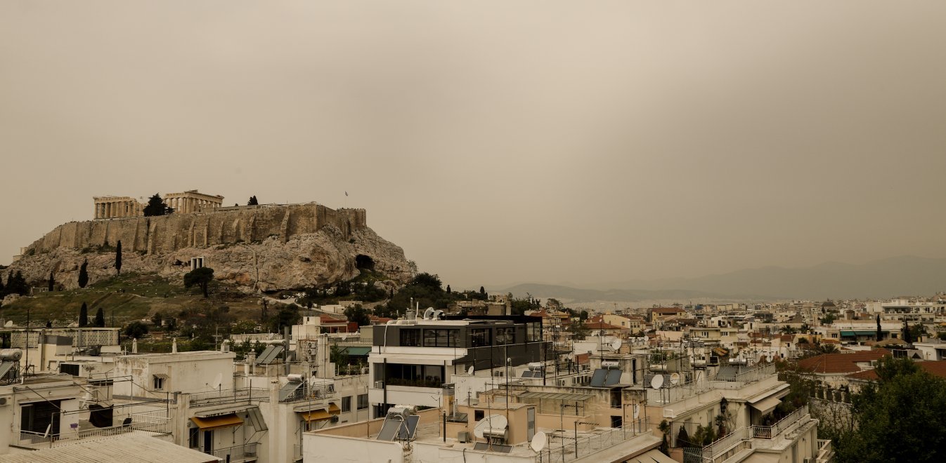 Καιρός: Αποπνικτική η ατμόσφαιρα στην Ελλάδα από την αφρικανική σκόνη – Πότε υποχωρεί (φώτο-βίντεο)