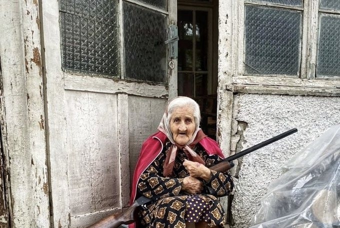 Φωτογραφία-«γροθιά»: Ηλικιωμένη από την Αρμενία με το όπλο στα χέρια