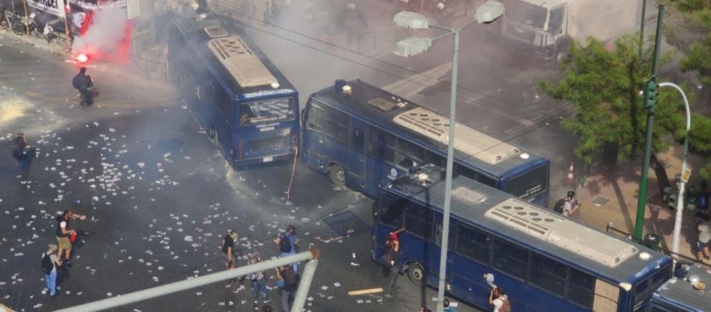 Δίκη Χρυσής Αυγής: «Βροχή» από πέτρες και μολότοφ έξω από το Εφετείο Αθηνών (φώτο – βίντεο)