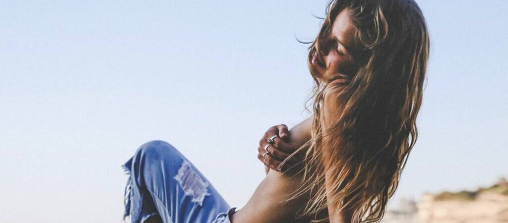 Η πίσω όψη της εξωτικής Simone Cobley… «καθηλώνει» το απανταχού ανδρικό κοινό (φώτο)