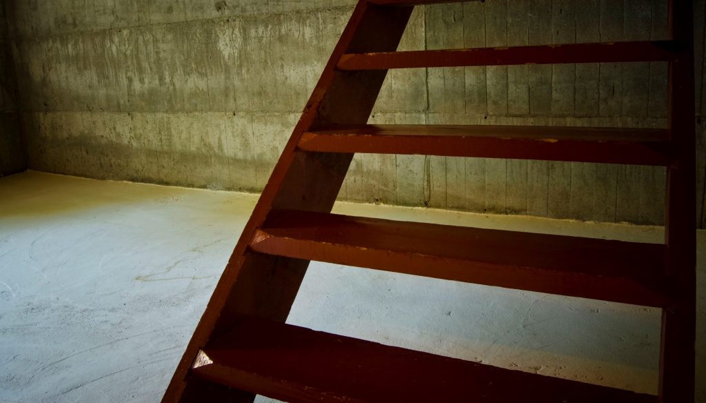 ΗΠΑ: Άνδρας προσπάθησε να σκοτώσει τη γυναίκα του βάζοντας… πετονιά στη σκάλα (βίντεο)