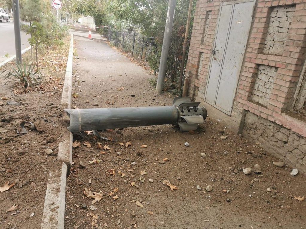 Βίντεο: Η στιγμή που η αγορά της Γκαντζά χτυπιέται από ρουκέτα