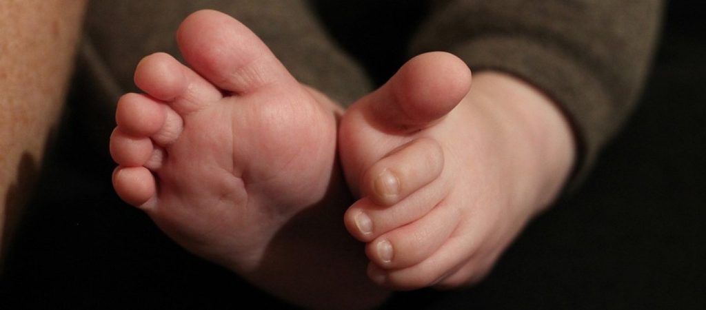 Υπουργείο Εργασίας: Εξετάζει άδεια πατρότητας δύο μηνών όταν γεννιέται το παιδί