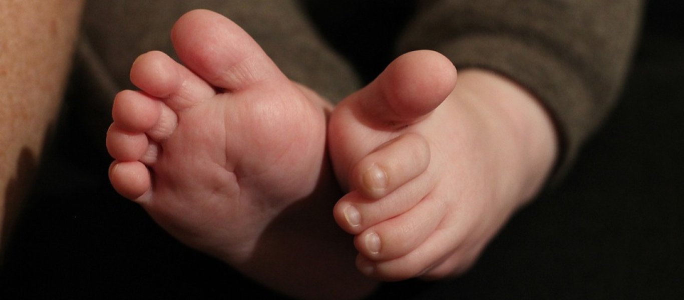 Υπουργείο Εργασίας: Εξετάζει άδεια πατρότητας δύο μηνών όταν γεννιέται το παιδί