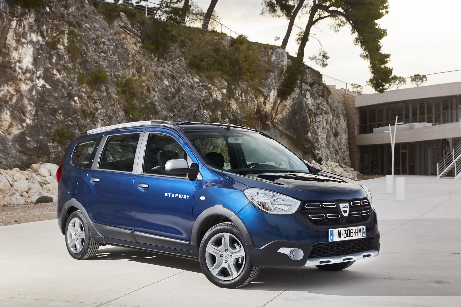 Dacia LODGY: Ένα πολυχρηστικό 7θέσιο μοντέλο με compact εξωτερικές διαστάσεις