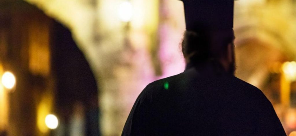 Αλλοδαπός επιτέθηκε σε ιερέα στο κέντρο της Αθήνας – Τον τραυμάτισε σοβαρά στο κεφάλι