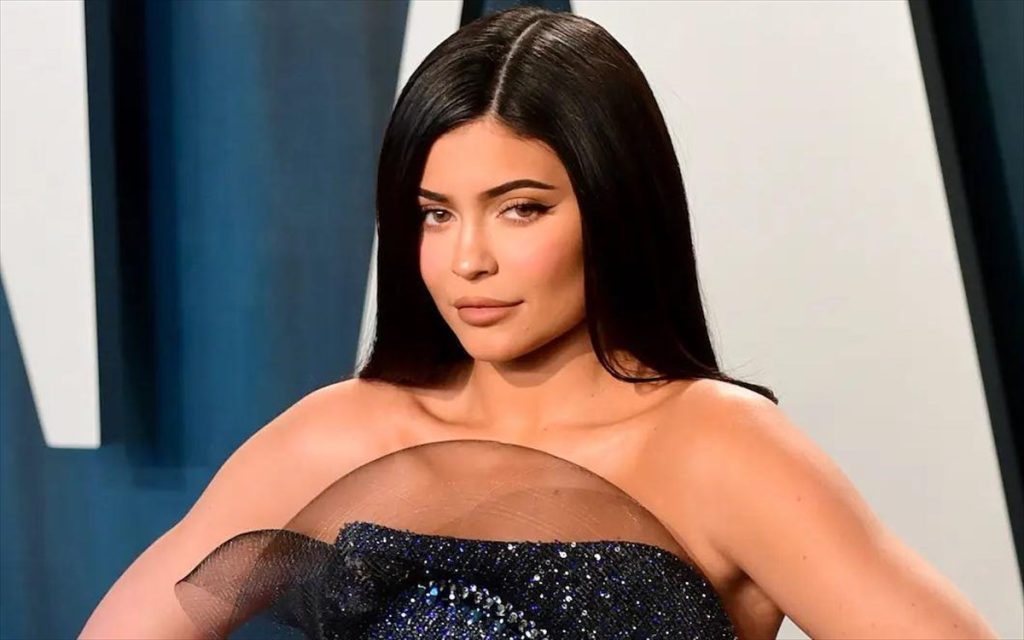 Κάιλι Τζένερ: Ποζάρει με λευκό σουτιέν και «δίνει στο πιάτο» το πληθωρικό της μπούστο (φωτο)