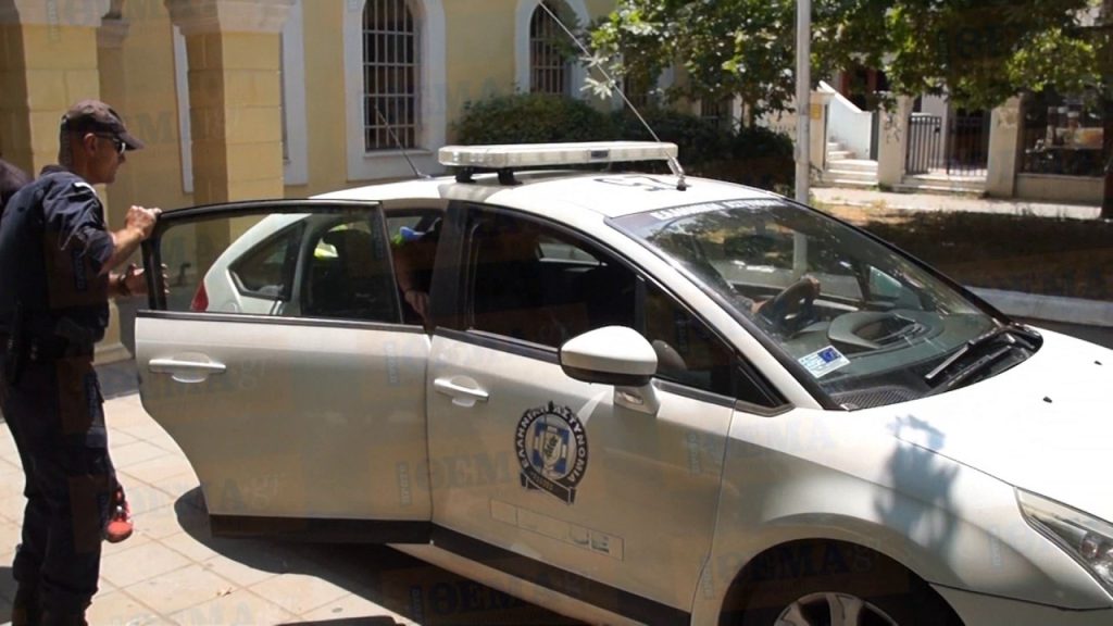 Ιωάννινα: Στο εδώλιο ο 34χρονος που σκότωσε με σκεπάρνι την γυναίκα του – Οργή συγγενών έξω από το δικαστήριο (βίντεο)