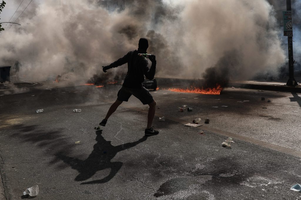 Ένταση έξω από το Εφετείο – Τέσσερα άτομα πέταξαν βόμβα μολότοφ κατά των αστυνομικών