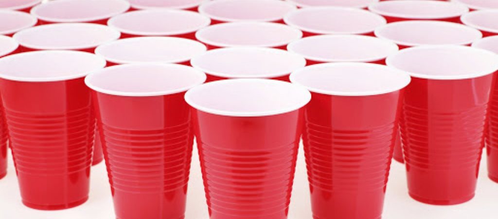 Έχετε αναρωτηθεί γιατί τα πλαστικά ποτήρια μιας χρήσης έχουν γραμμές; (φωτο)