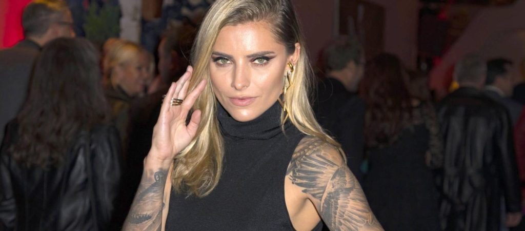 Sophia Tomalla: Η εντυπωσιακή σύντροφος του Κάριους βάζει… «φωτιά» στην Πάρο (φώτο)