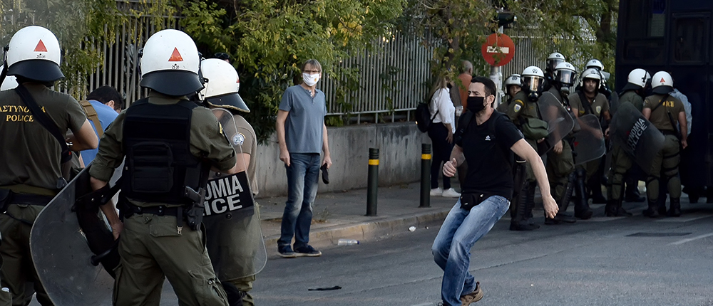Επεισόδια σε συγκέντρωση έξω από το υπουργείο Προστασίας του Πολίτη