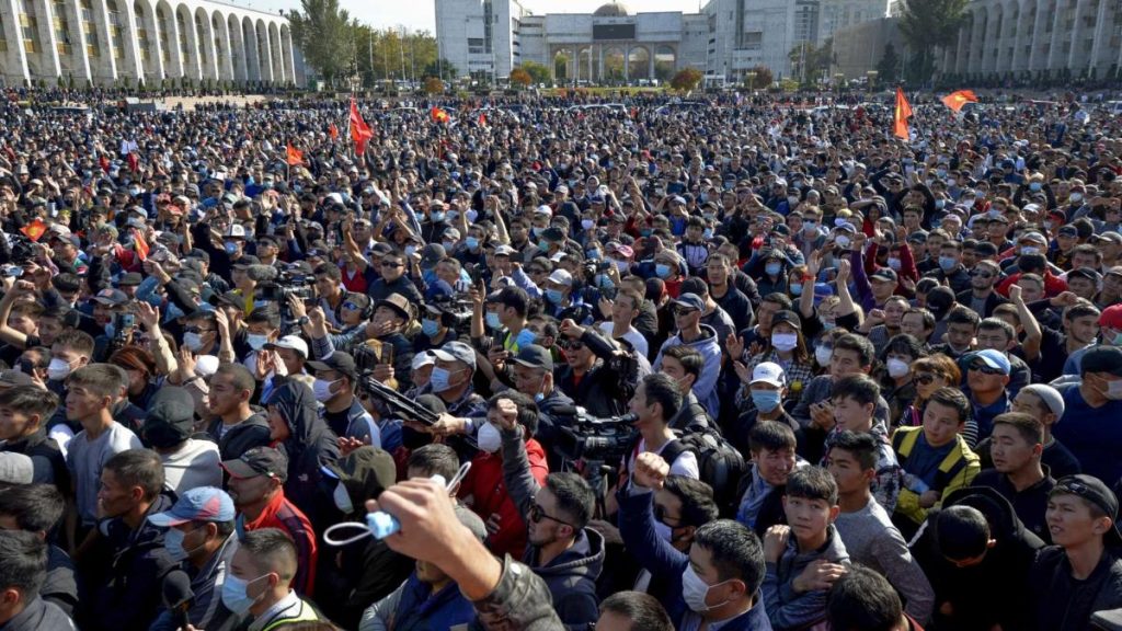 Κιργιστάν: Την πρόθεσή του να παραιτηθεί δήλωσε ο πρόεδρος Ζεενμπέκοφ (βίντεο)