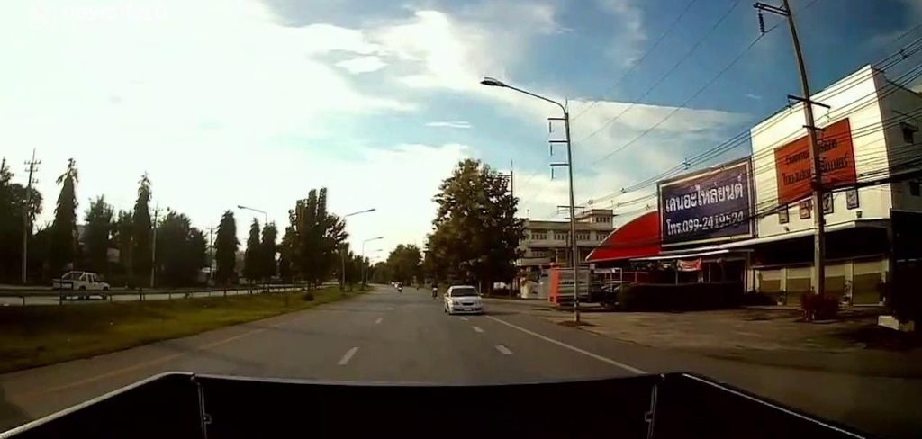 Η εντυπωσιακή βουτιά μοτοσικλετιστή πάνω σε καρότσα «αγροτικού»  (βίντεο)