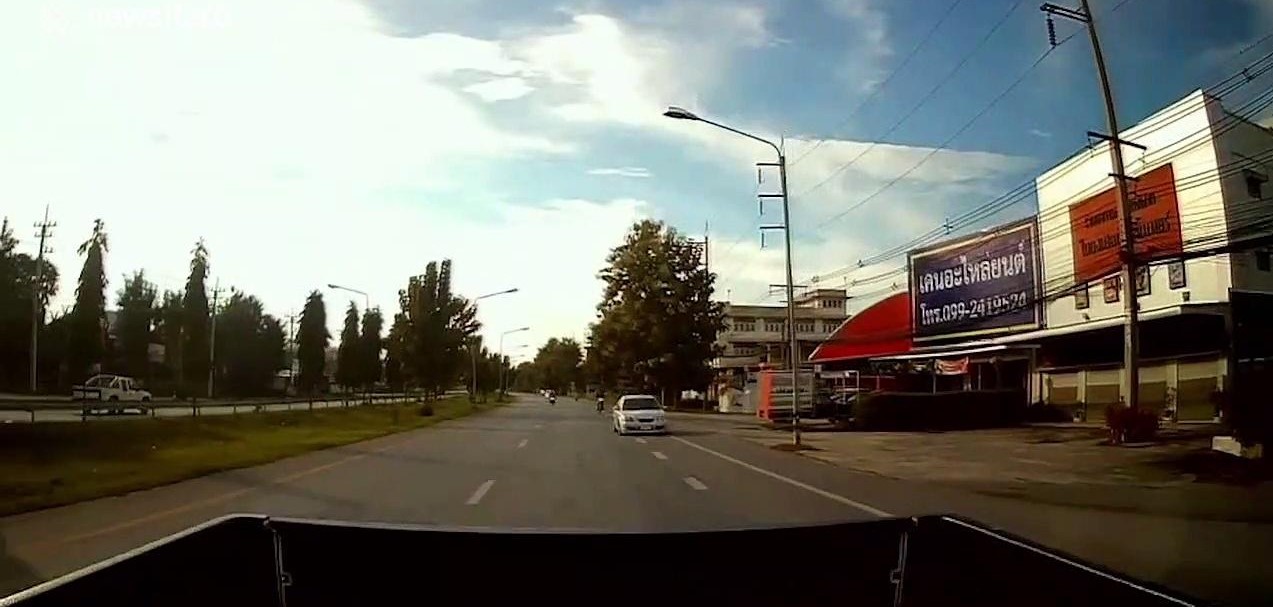 Η εντυπωσιακή βουτιά μοτοσικλετιστή πάνω σε καρότσα «αγροτικού» (βίντεο)