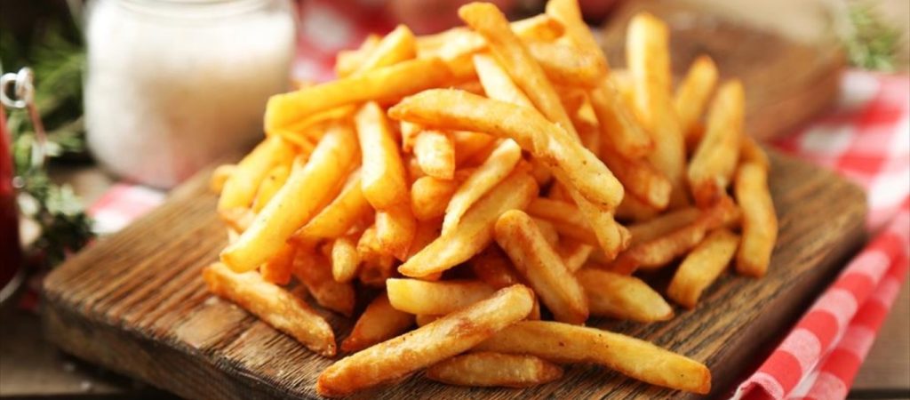 Με αυτό το εύκολο κόλπο θα έχετε τις πιο υπέροχες τραγανές πατάτες (βίντεο)