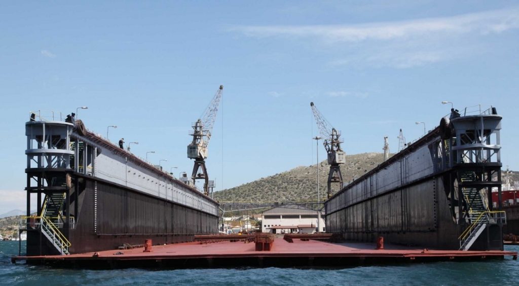 Πυρκαγιά σε πλωτή δεξαμενή στο Πέραμα