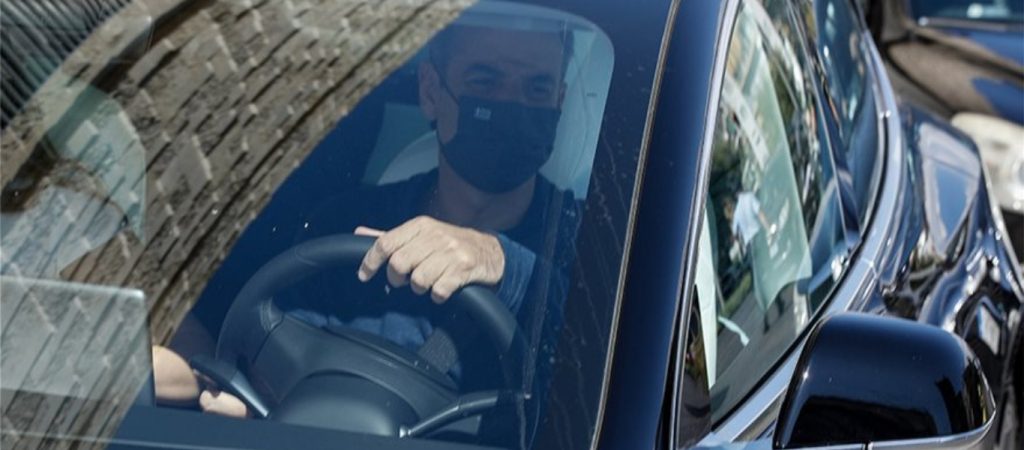 Στο ΕΜΣΤ ο Κ.Μητσοτάκης σε έκθεση αφρικανικής τέχνης – Αποχώρησε με ηλεκτρικό Tesla (φώτο)