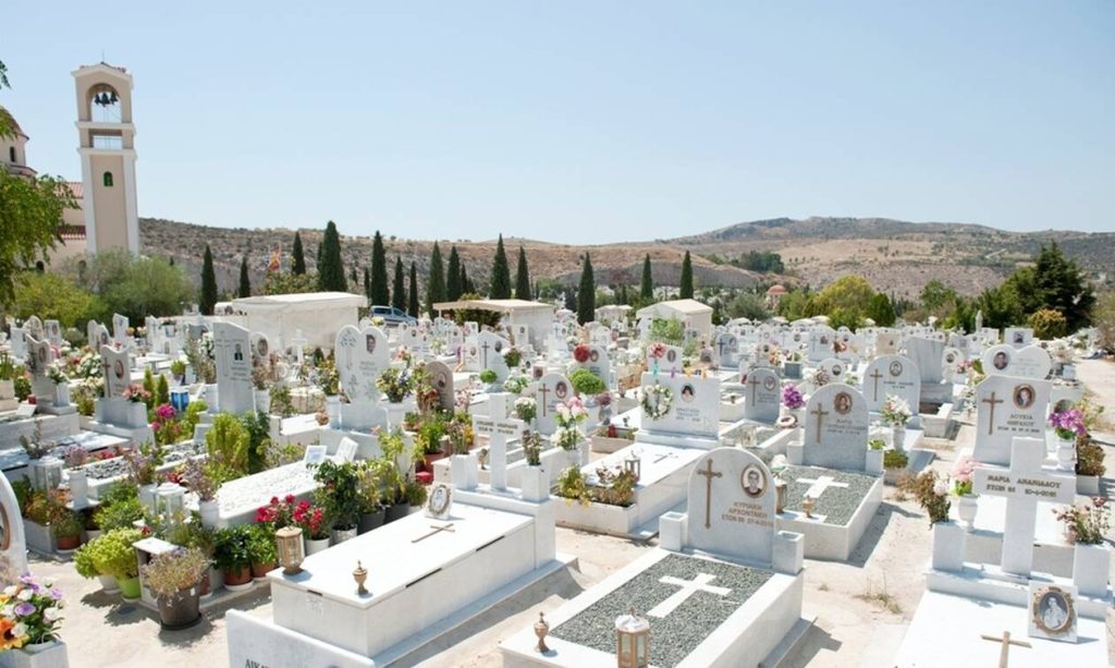 Ανατριχιαστικό: 15χρονη στις ΗΠΑ κάνει μάθημα από νεκροταφείο γιατί… μόνο εκεί «πιάνει» το ίντερνετ (βίντεο)