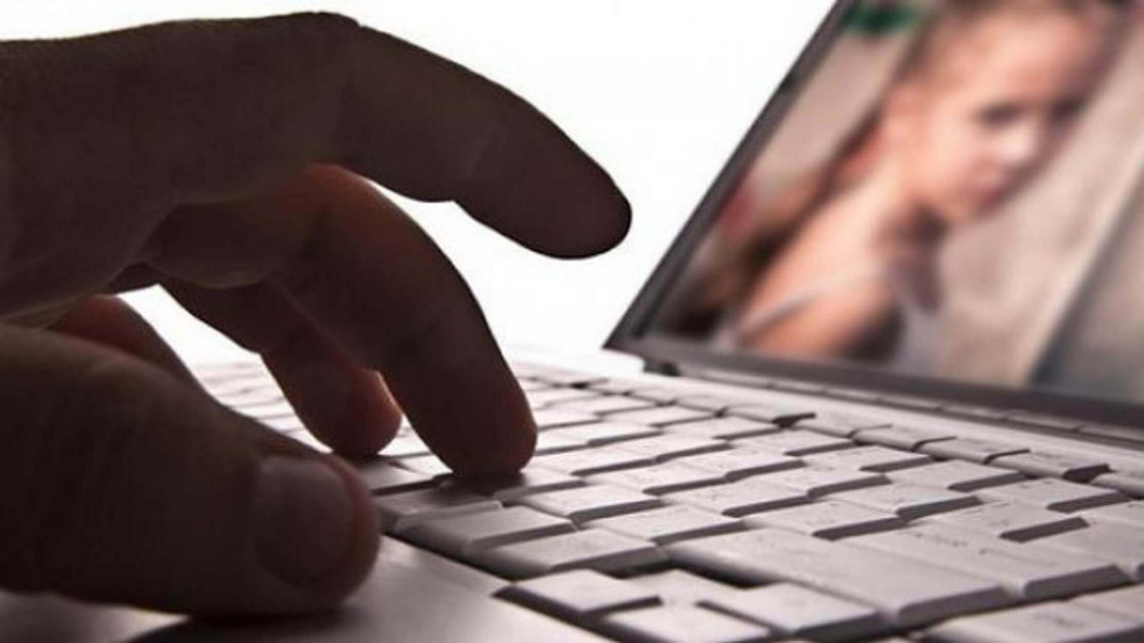 Χειροπέδες σε τέσσερα άτομα για υποθέσεις πορνογραφίας ανηλίκων