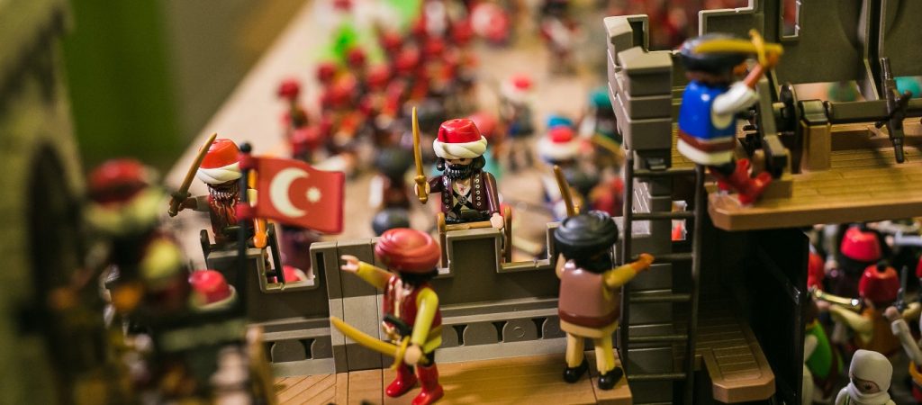 ΠΙΟΠ: H διαφορετική ματιά της επανάστασης του 1821 με Playmobil – Τρία μουσεία φιλοξενούν την έκθεση (φώτο)
