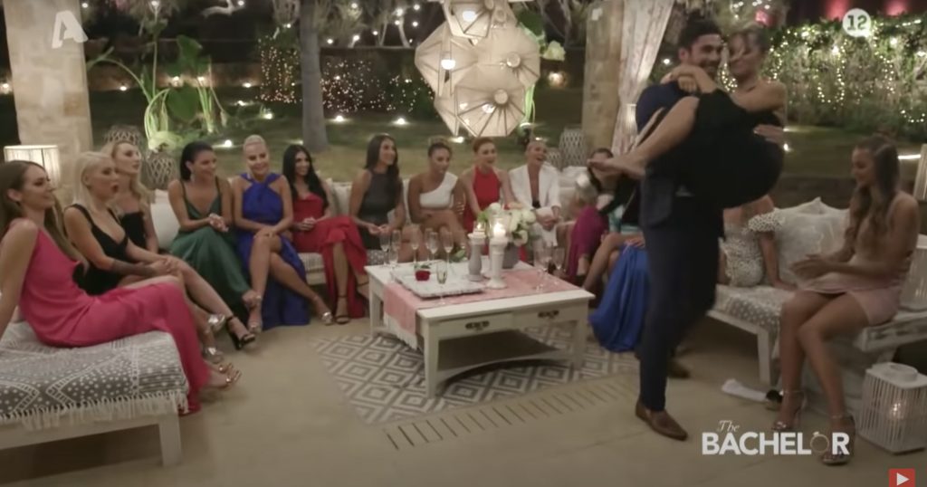 Επικές στιγμές στο «The Bachelor»: Της πέταξε το ποτήρι με τη σαμπάνια στο πρόσωπο – «Θα το πληρώσεις» (βίντεο)