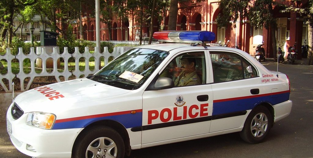 Ινδία: Άνδρας αποκεφάλισε τη γυναίκα του και πήγε με το κομμένο κεφάλι στην αστυνομία (βίντεο)