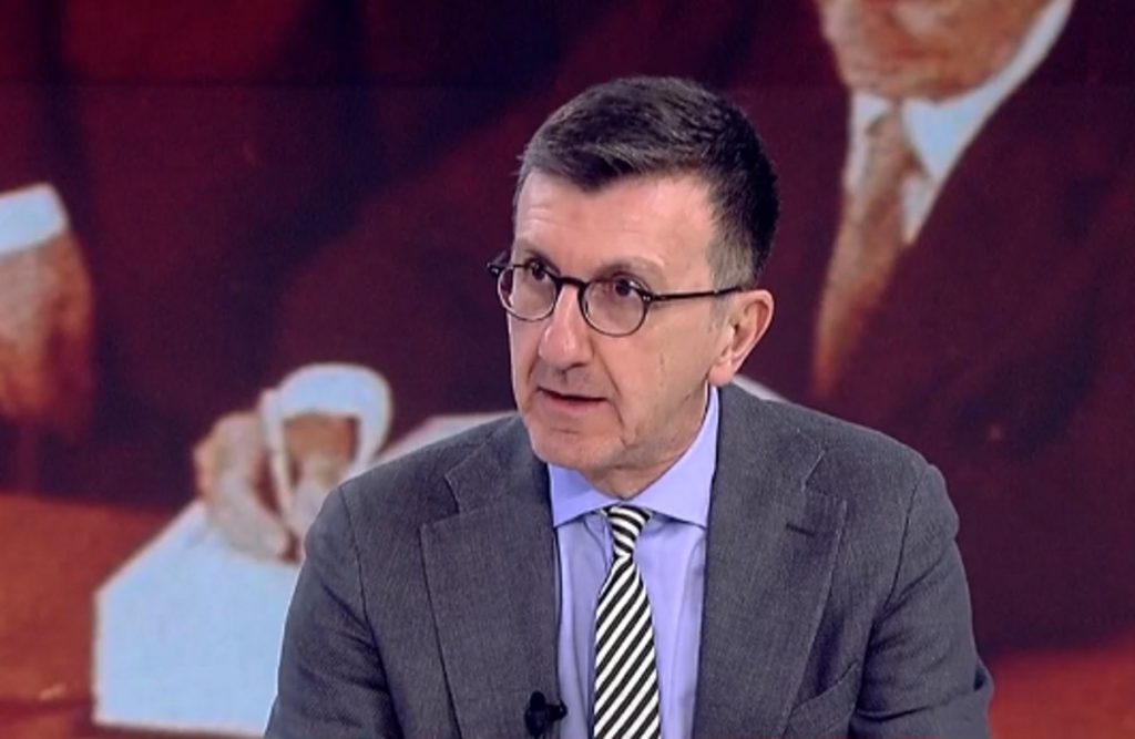 Νέα επίθεση κουκουλοφόρων στο σπίτι του Άρη Πορτοσάλτε – Έγραψαν συνθήματα και πέταξαν τρικάκια (φωτο)