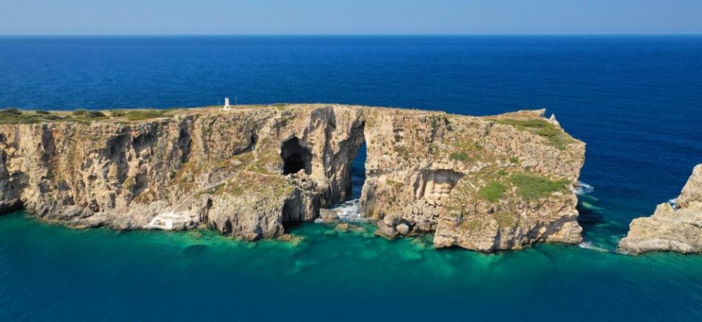 Τσιχλί Μπαμπά: Το «κατακόρυφο» ελληνικό νησί της Μεσσηνίας (Βίντεο)