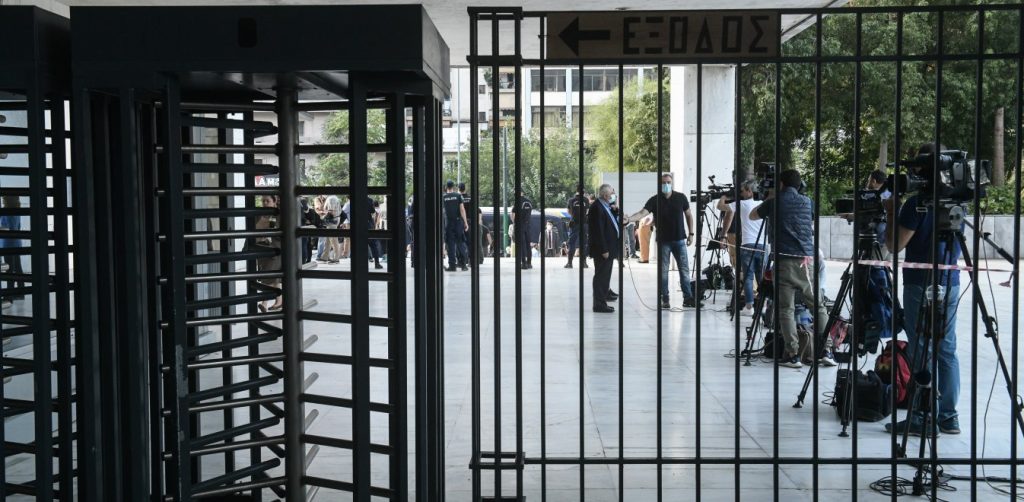 Ένταση μεταξύ μελών του ΠΑΜΕ και υποστηρικτών της ΧΑ έξω από το Εφετείο – Πέταξαν καφέδες μεταξύ τους (βίντεο)