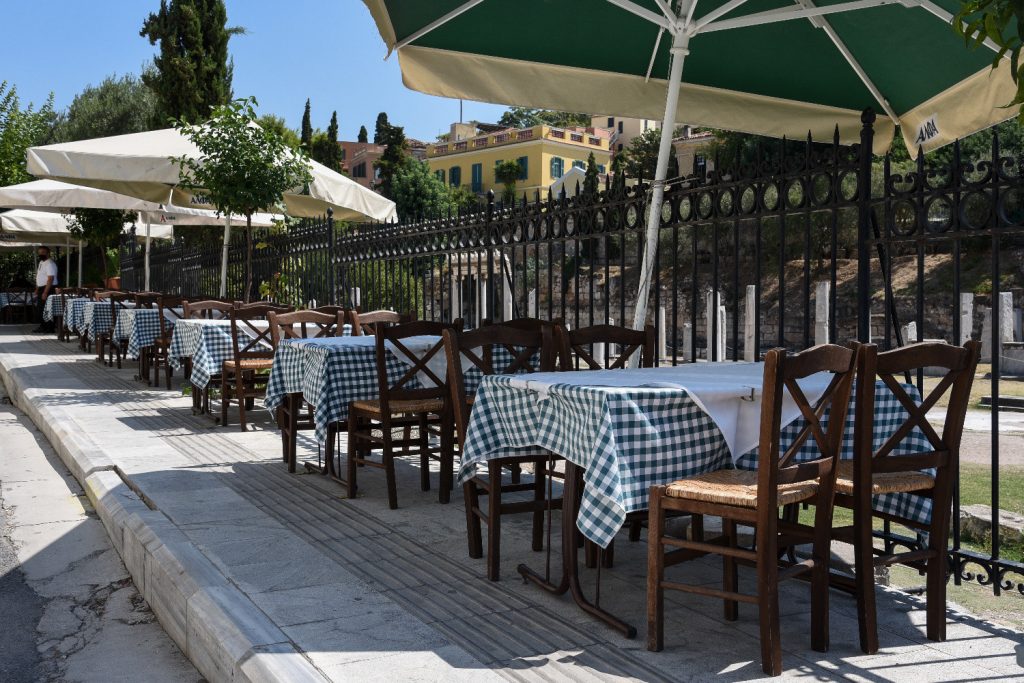 Στο 50% της πληρότητας από σήμερα η εστίαση στις περιοχές υψηλού κινδύνου – Πόσοι επιτρέπονται ανά τραπέζι