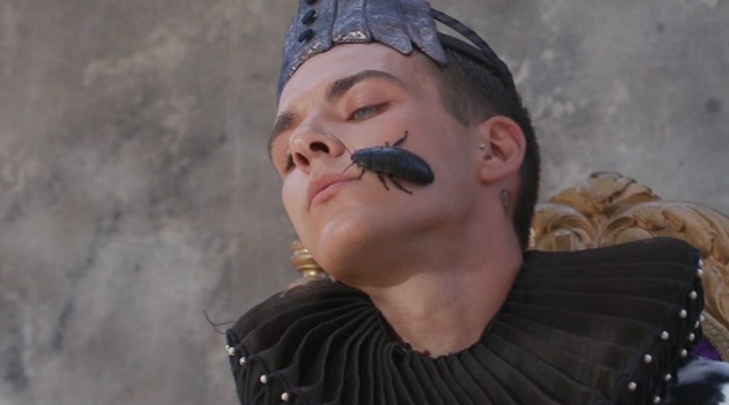 GNTM 3: Το Twitter έκανε «πάρτι» για τη φωτογράφιση με τις κατσαρίδες και τα σκουλήκια (φωτό)