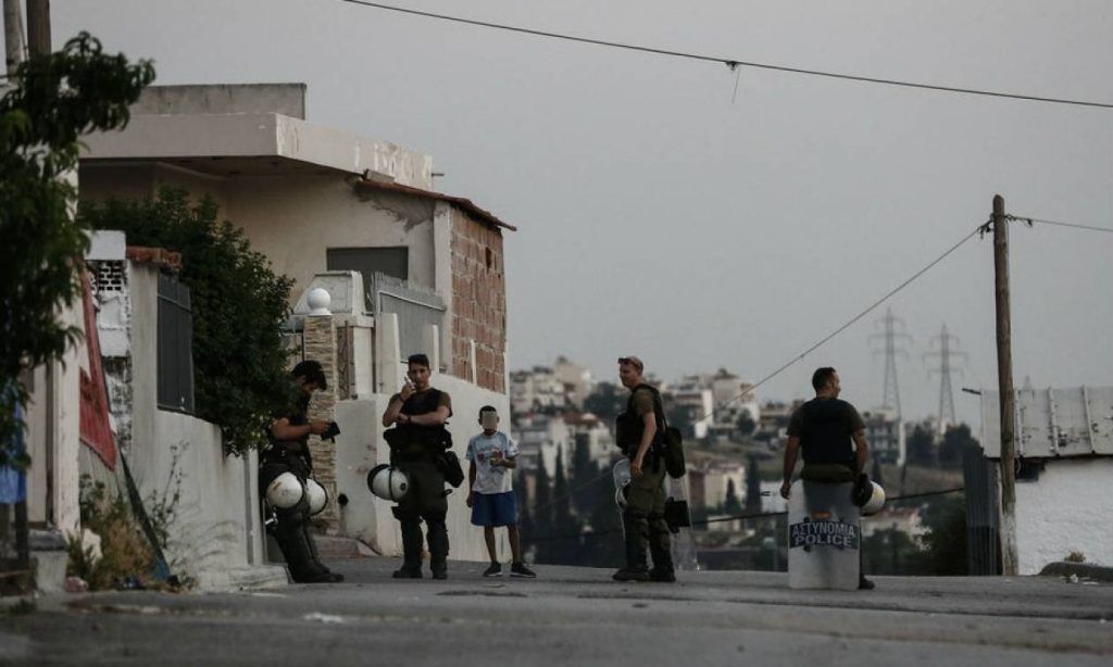 Ρομά διαμαρτύρεται στα ΜΑΤ και μετά γυρνά στη γυναίκα του και την «πλακώνει» στα ξύλο (βίντεο)