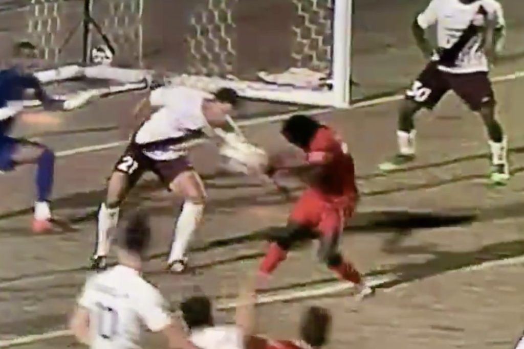 Απίστευτο: Έδωσε την πρόκριση στην ομάδα του με χέρι – σκάνδαλο (βίντεο)