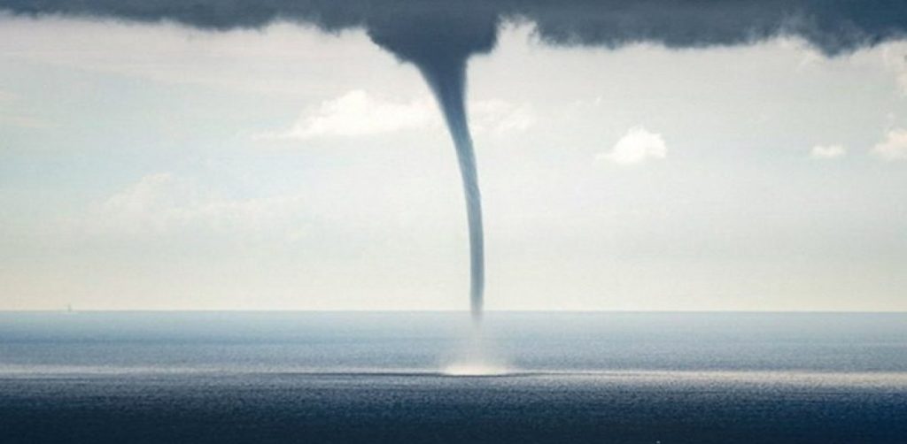 Η στιγμή που ένας υδροστρόβιλος κάνει την εμφάνισή του στην Ποτίδαια Χαλκιδικής (βίντεο)