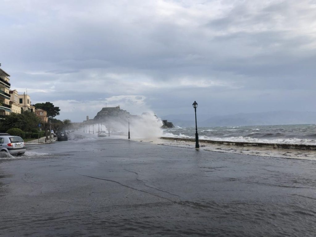 Η κακοκαιρία «σαρώνει» από τα ξημερώματα την Αττική – Πλημμύρες (ξανά) σε Κέρκυρα και Κεφαλονιά (βίντεο)