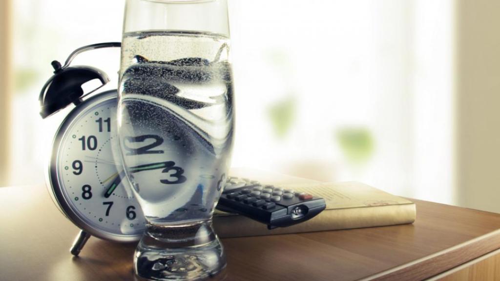 Τέσσερις λόγοι που δεν πρέπει να αφήνεις ποτήρι με νερό δίπλα στο κρεβάτι