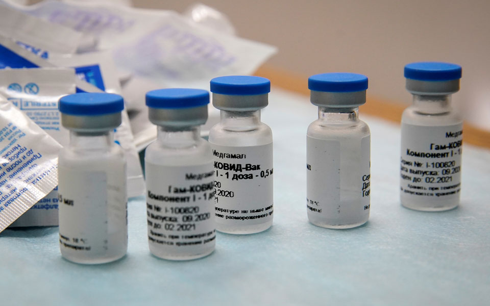 Ρωσία: «Αδύνατο να μολυνθεί ή να μολύνει κάποιος που έχει εμβολιαστεί με το Sputnik-V»