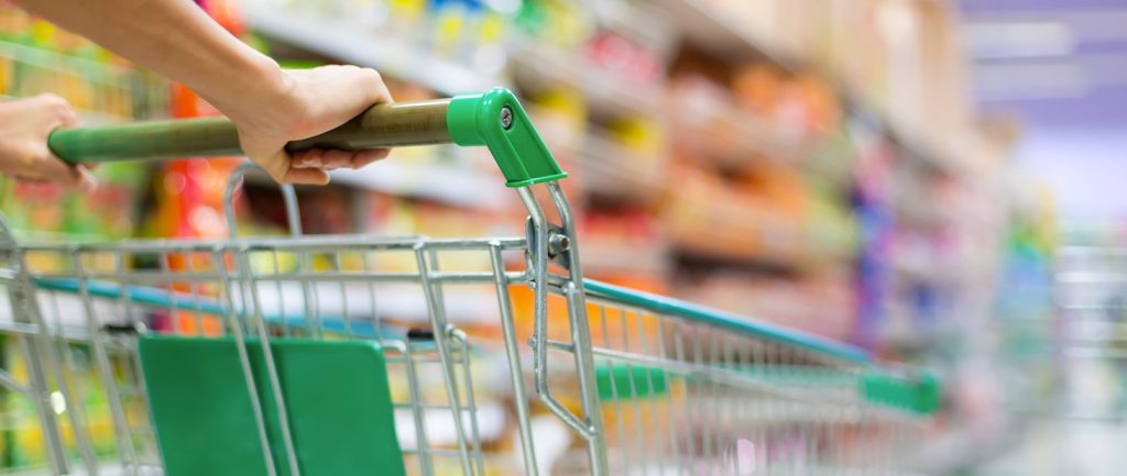 Ρωσία: Γυναίκα «σήκωσε» ένα ολόκληρο σούπερ μάρκετ σε ελάχιστο χρόνο – Έκρυβε τα μπουκάλια στο εσώρουχο της (βίντεο)