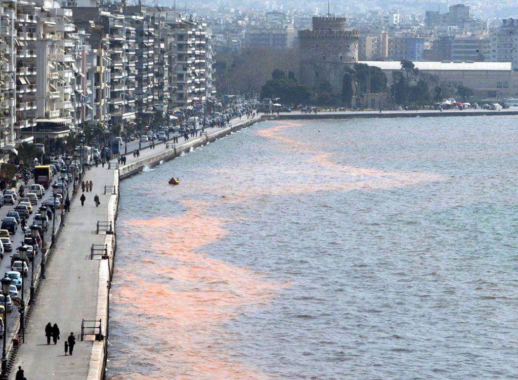 Η κακοκαιρία στη Θεσσαλονίκη έβγαλε τον Θερμαϊκό… στη στεριά (φωτο)